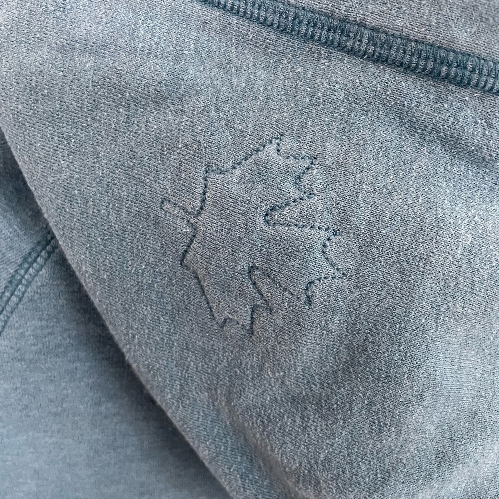 Nice stitched Beaver logo by Roots - Picture 5 of 6